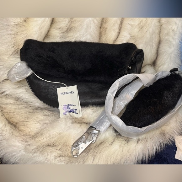 SOLD
BURBERRY Large Black leather/Fur Shoulder bag silver hardware - Picture 7 of 14